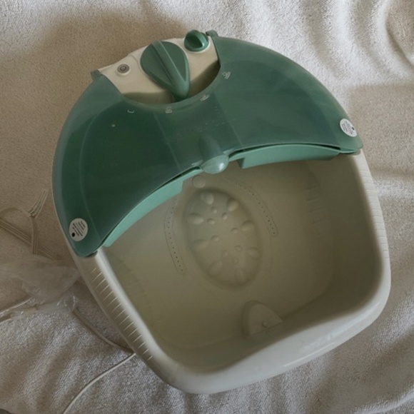Green and White Foot Spa - Picture 1 of 7
